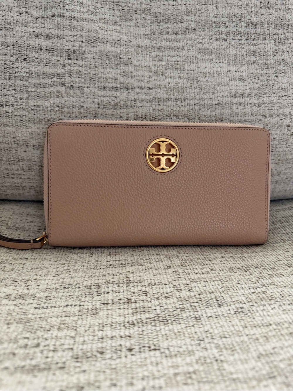Tory Burch Pebbled Zip Wallet in Taupe with Gold Logo